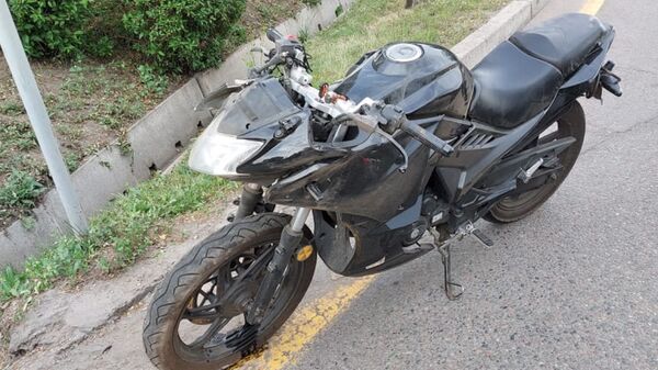Мотоцикл упал в арык на улице Саина  - Sputnik Қазақстан