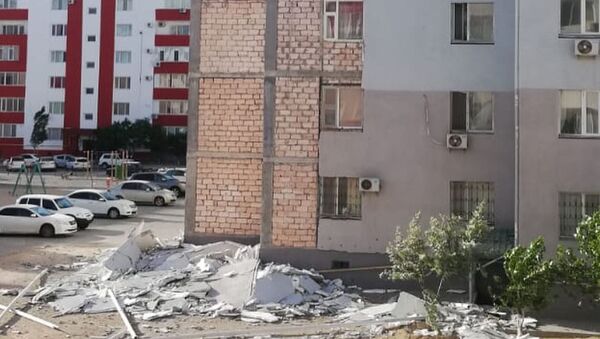 Обрушение наружной облицовки 169 дома в 30 микрорайоне Актау - Sputnik Казахстан