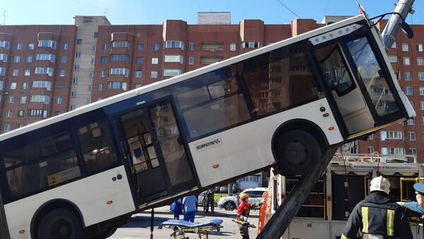 Автобус залетел на столб в Санкт-Петербурге - Sputnik Казахстан