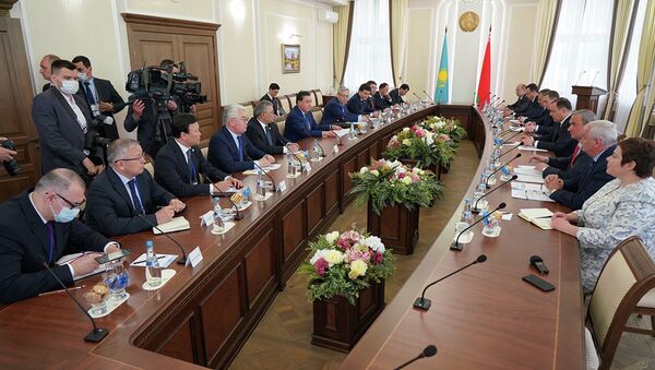 Премьер-министр Казахстана Аскар Мамин провел переговоры с коллегой из Беларуси Романом Головченко - Sputnik Казахстан