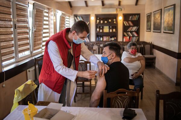 Мужчина получает дозу китайской вакцины Sinopharm против коронавирусной болезни (COVID-19) в ресторане в Крагуеваце, Сербия - Sputnik Казахстан