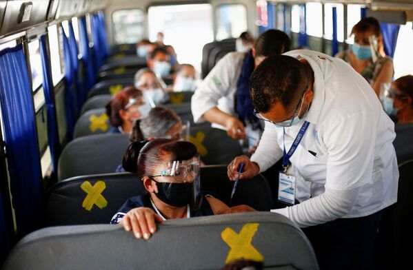 Сотрудники получают дозу вакцины от коронавируса Pfizer-BioNTech (COVID-19) в автобусе в Сьюдад-Хуарес, Мексика - Sputnik Казахстан