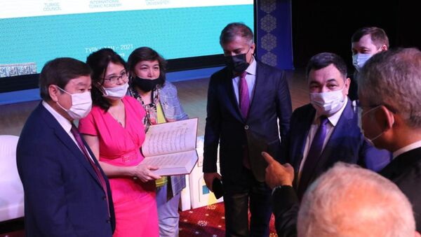 В Туркестане состоялась презентация Корана на древнетюркском языке - Sputnik Казахстан