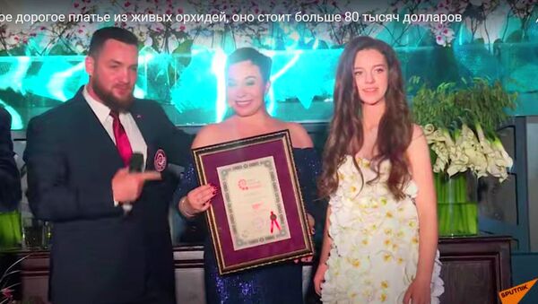 Самое дорогое платье из живых орхидей, оно стоит больше 80 тысяч долларов - видео - Sputnik Казахстан