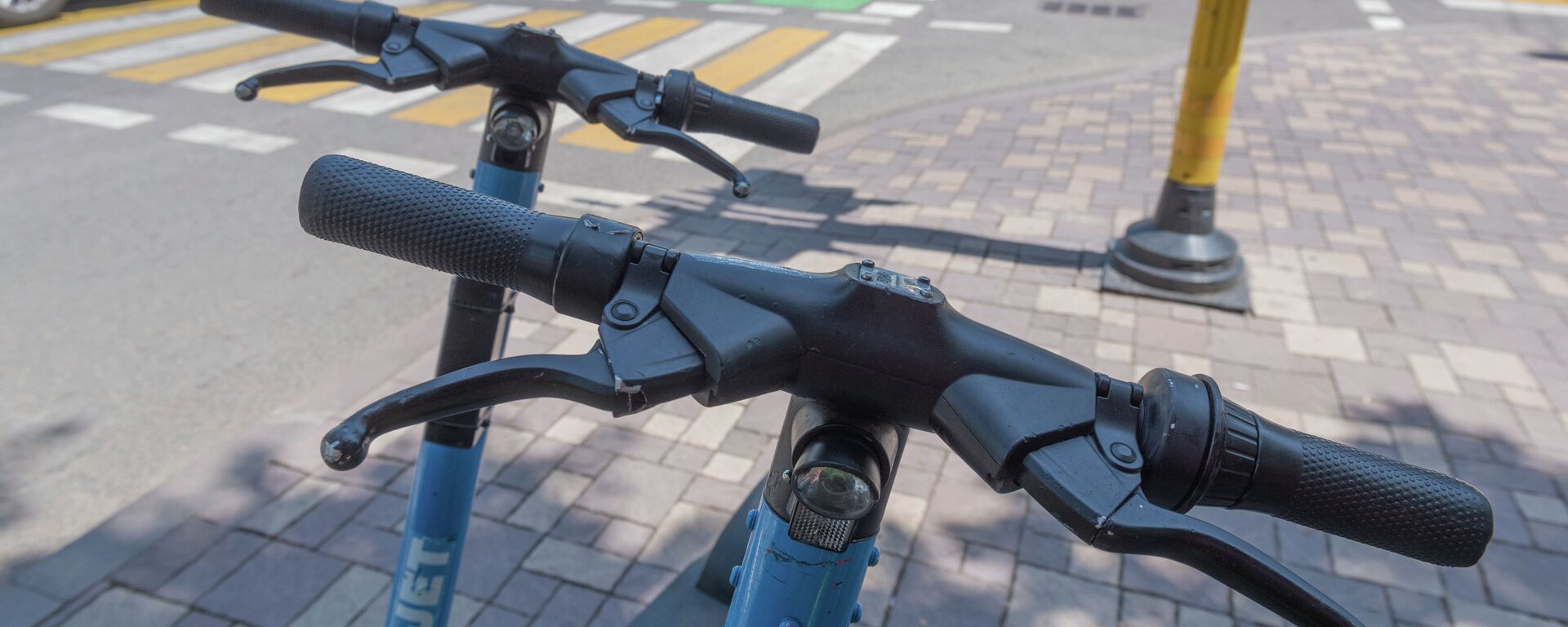 Станция аренды самокатов на пересечении улиц Шевченко-Назарбаева - Sputnik Қазақстан, 1920, 02.12.2025