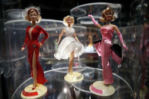 Куклы Барби в образе Мэрилин Монро - Sputnik Казахстан