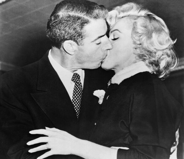 Мэрилин Монро целует своего мужа, бывшего бейсболиста Джо Ди Маджо - Sputnik Казахстан