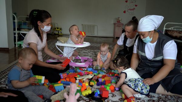 Мамы с детками в группах корпуса дома ребенка женской колонии Жаугашты - Sputnik Казахстан