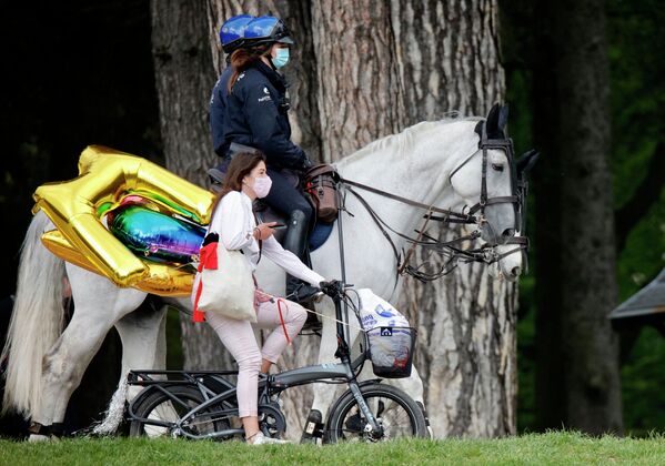 Велосипедистка и конные полицейские - Sputnik Казахстан