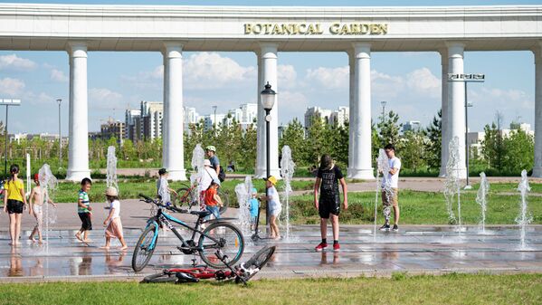 Велосипедисты сделали остановку у фонтана в Ботаническом саду Нур-Султана - Sputnik Казахстан