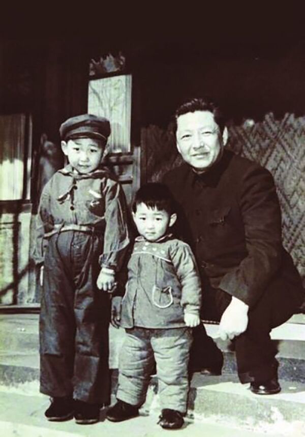Генеральный секретарь ЦК Коммунистической партии Китая Си Цзиньпин со семьей, 1958 год  - Sputnik Казахстан