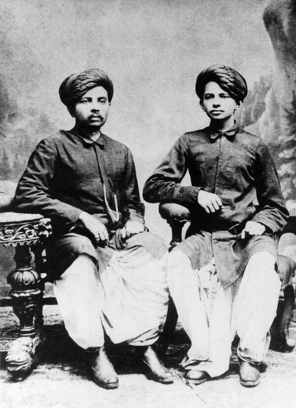 Индийский политический и общественный деятель Махатма Ганди с братом, 1886 год  - Sputnik Қазақстан
