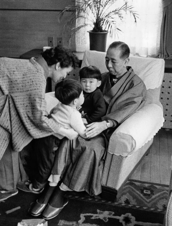 Японский политик Синдзо Абэ с дедушкой и бабушкой, 1960 год  - Sputnik Казахстан