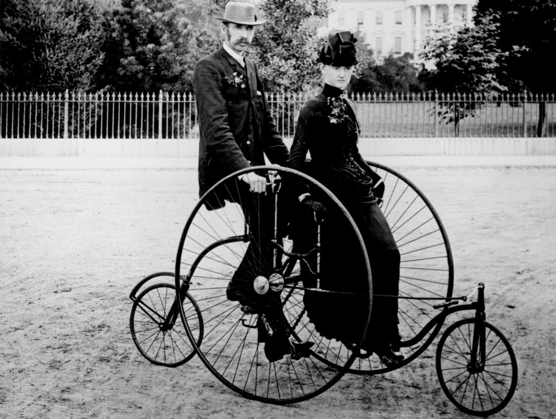 Четырехколесный велосипед 1886 года на фоне Белого дома - Sputnik Казахстан, 1920, 18.04.2026