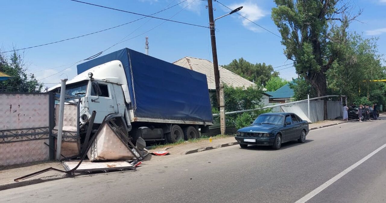 Чудом обошлось без жертв: грузовик влетел во двор жилого дома в Алматы