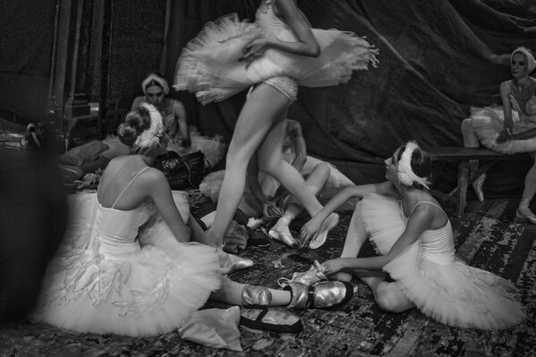 Один из снимков фотопроекта Behind The Ballet фотографа Алексея Цилера, победившего в номинации Фотопроект фотоконкурса РГО Самая красивая страна - Sputnik Казахстан