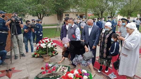 Горжусь своим сыном: в Актобе почтили память героев в 5-летнюю годовщину теракта - Sputnik Казахстан