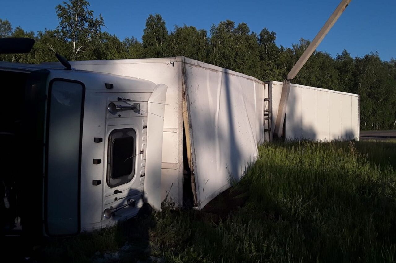 Большегруз опрокинулся и снес опору ЛЭП возле Петропавловска