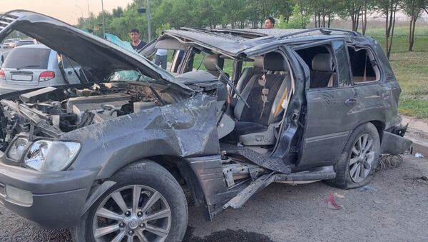 Легковушке вырвало дверь и колесо после столкновения со фонарным столбом на улице Момышулы - Sputnik Казахстан