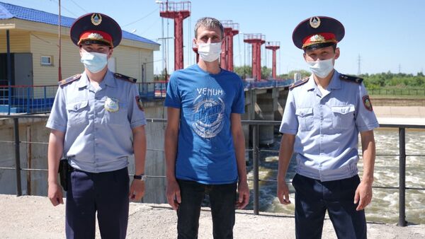 Полицейские спасли рыбака на дамбе - Sputnik Казахстан