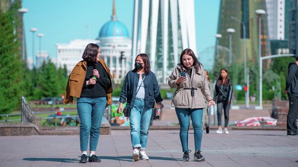 Жители столицы на прогулке по бульвару Нурлы Жол - Sputnik Қазақстан