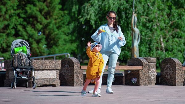 Мама с ребенком на прогулке - Sputnik Казахстан
