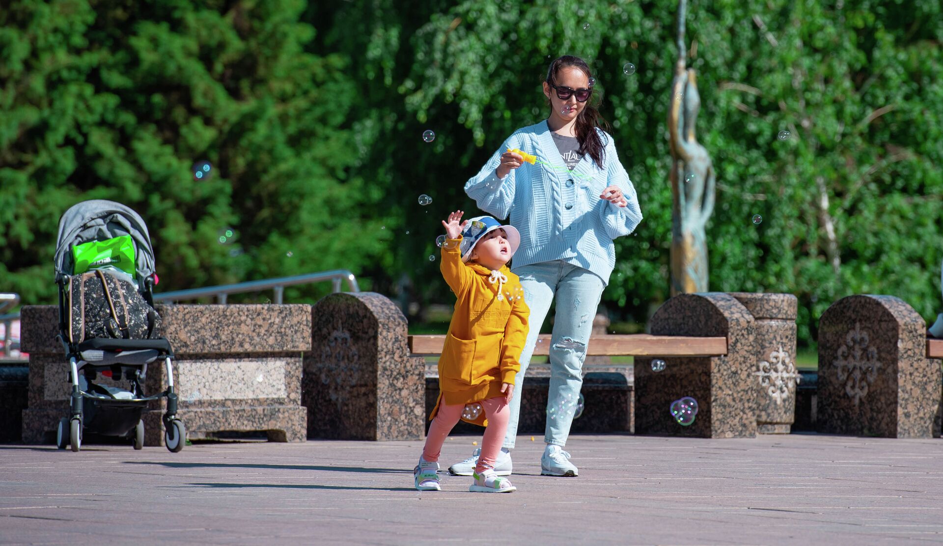 Мама с ребенком на прогулке - Sputnik Казахстан, 1920, 01.06.2023
