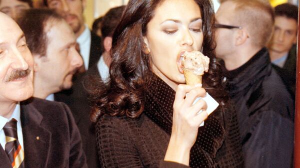 Итальянская актриса Мария Грация Кучинотта во время поедания мороженого в Римини  - Sputnik Қазақстан