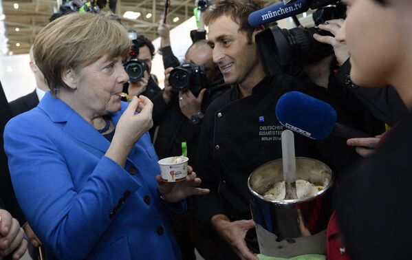 Канцлер Германии Ангела Меркель во время поедания мороженого  в Мюнхене  - Sputnik Казахстан