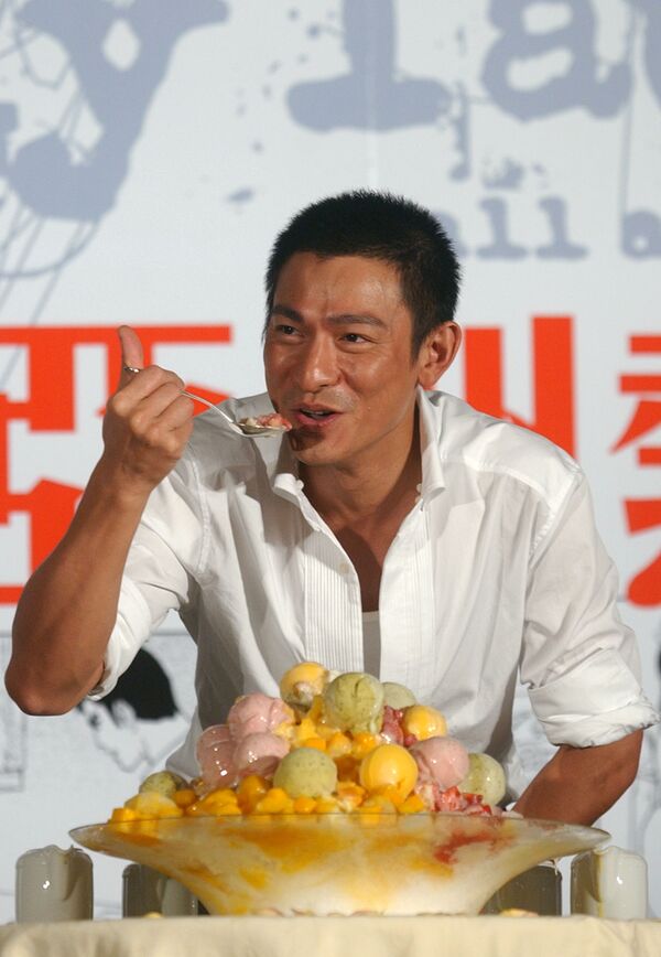 Гонконгский актер и певец  Энди Лау во время поедания мороженого на Тайване  - Sputnik Казахстан
