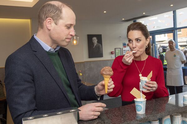 Принц Уильям с женой Кэтрин во время поедания мороженого в Южном Уэльсе - Sputnik Казахстан
