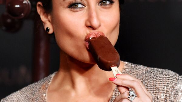 Индийская актриса Карина Капур во время поедания мороженого в Нью-Дели  - Sputnik Казахстан