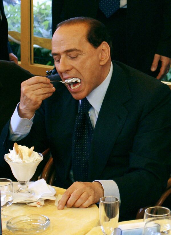Итальянский политик Сильвио Берлускони во время поедания мороженого в Неаполе - Sputnik Казахстан