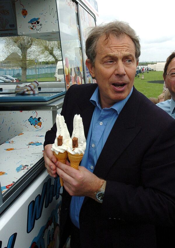 Премьер-министр Великобритании Тони Блэр во время покупки мороженого в Гиллингеме, 2005 год  - Sputnik Казахстан