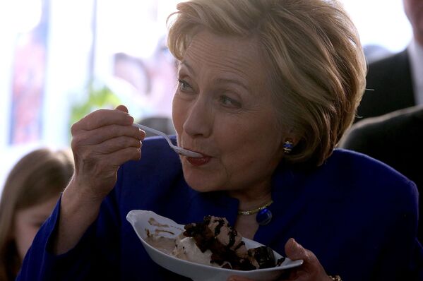 Кандидат в президенты США Хиллари Клинтон во время поедания мороженого в Нью-Йорке  - Sputnik Казахстан