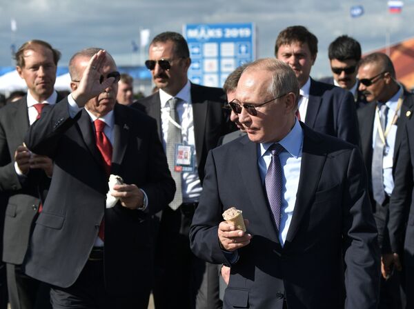 Президент РФ Владимир Путин и президент Турции Реджеп Тайип Эрдоган с мороженым во время посещения Международного авиакосмического салона МАКС-2019 - Sputnik Казахстан
