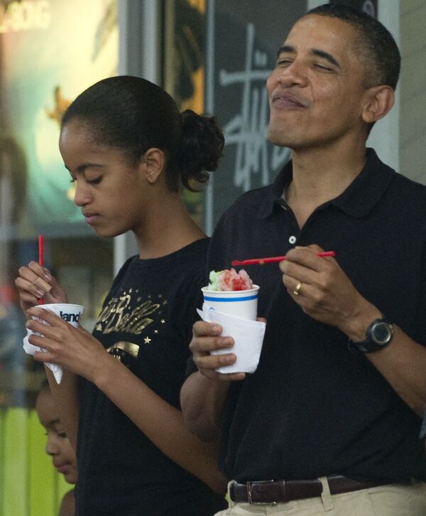 Президент США Барак Обама во время поедания мороженого с дочерью на Гавайях, 2010 год  - Sputnik Казахстан