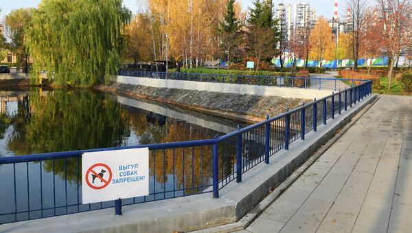 Табличка с запретом выгуливать собак, установленная в сквере - Sputnik Казахстан