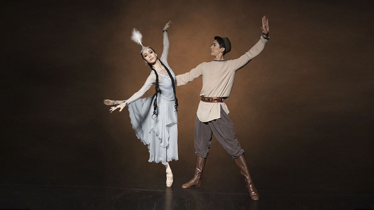 Желідегі әдемі жалаңаш кеуделер