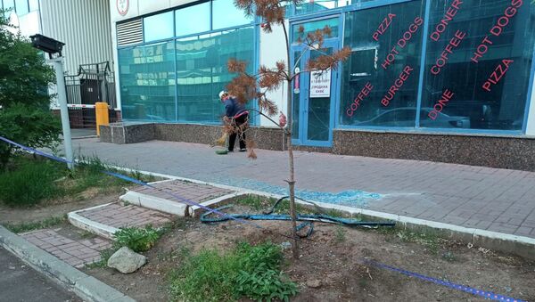 Опасное место огородили, сотрудники близлежащих кафе убирают стекло  - Sputnik Казахстан
