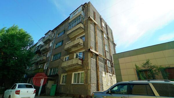 Дом в Кокшетау двадцать лет не признавали аварийным, несмотря на то, что его стены держатся на тросах - Sputnik Казахстан