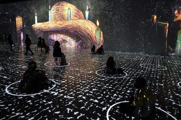 Посетители на иммерсивной выставке Ван Гога в Нью-Йорке, США - Sputnik Қазақстан