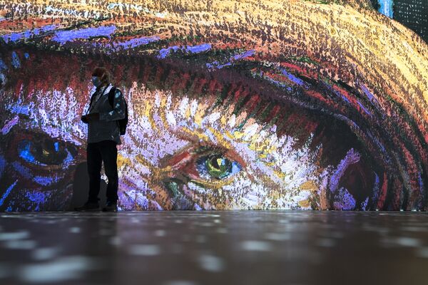 Посетители на иммерсивной выставке Ван Гога в Нью-Йорке, США - Sputnik Қазақстан