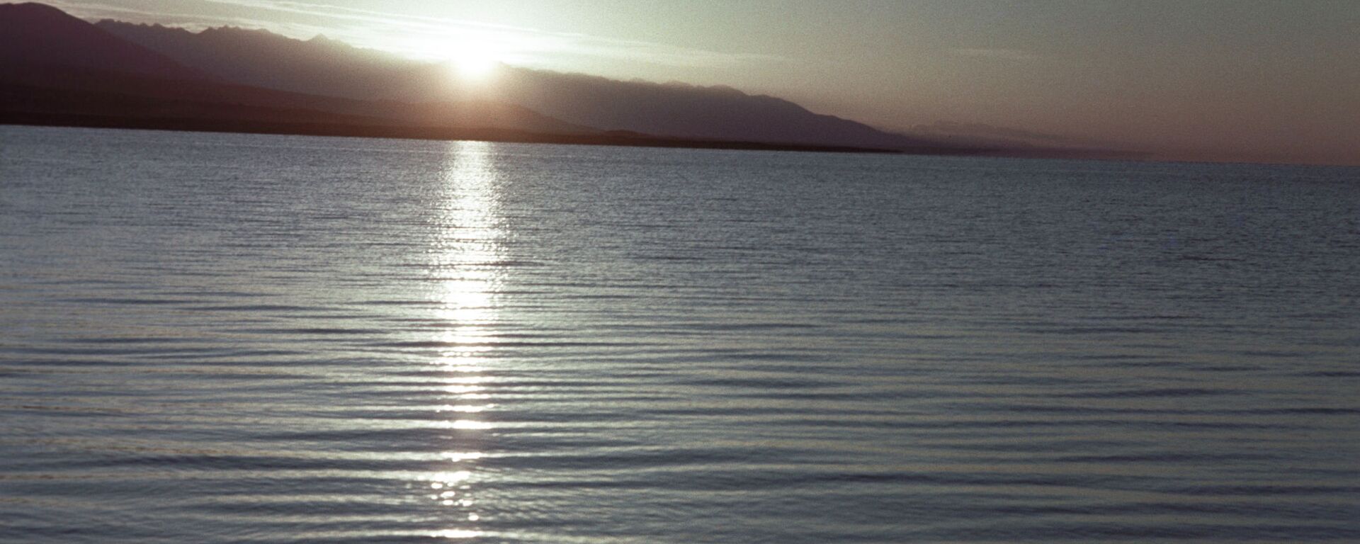 Озеро Иссык-Куль на рассвете - Sputnik Қазақстан, 1920, 03.06.2023