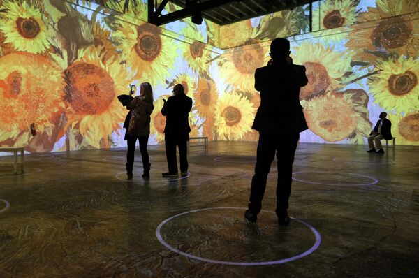 Гости просматривают иммерсивную выставку Ван Гога во время предварительного просмотра СМИ в SVN West 16 марта 2021 года в Сан-Франциско, Калифорния. «Иммерсивный Ван Гог» - Sputnik Казахстан