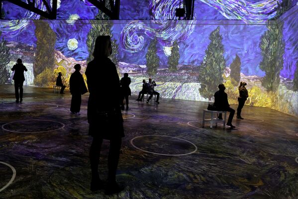 Гости просматривают иммерсивную выставку Ван Гога во время предварительного просмотра СМИ в SVN West 16 марта 2021 года в Сан-Франциско, Калифорния. «Иммерсивный Ван Гог» - Sputnik Казахстан