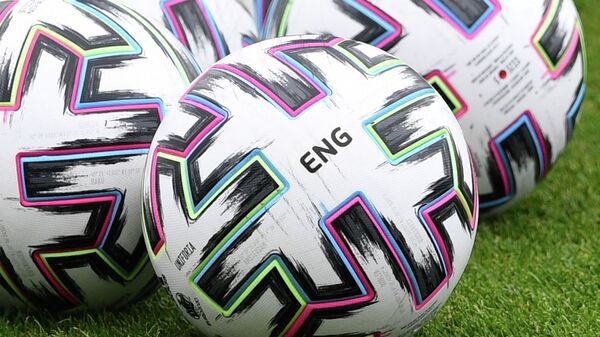 Мячи Евро-2020 на газоне футбольного поля  - Sputnik Казахстан