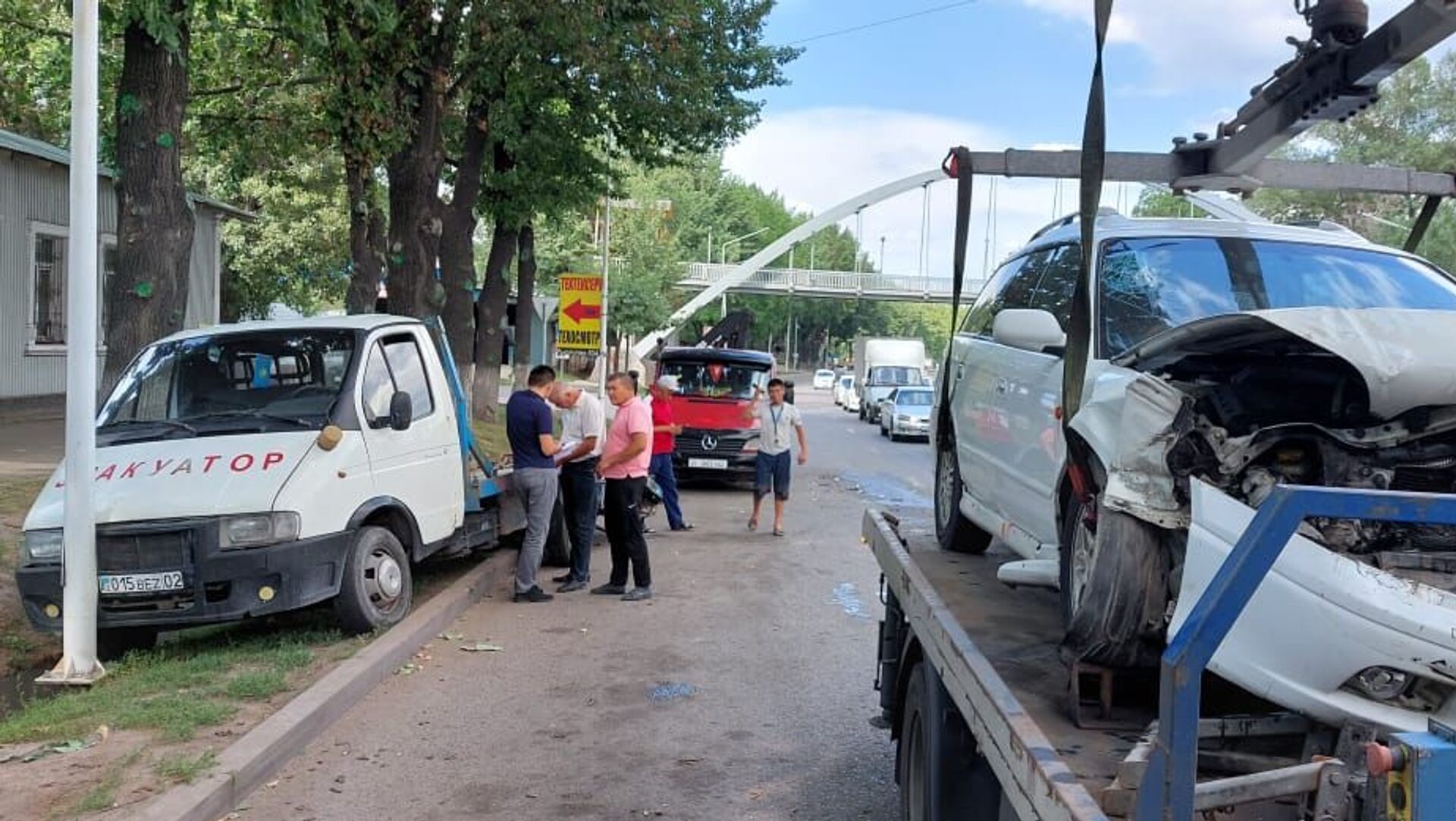 Водитель Subaru выбил с обочины эвакуатор в Алматы - 12.06.2021, Sputnik  Казахстан