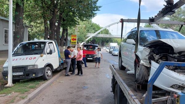 Водитель Subaru выбил с обочины эвакуатор  - Sputnik Казахстан