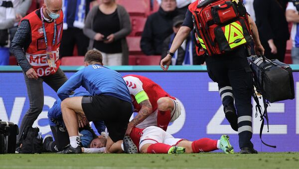 Игрок сборной Дании Эриксен упал без сознания на поле во время ЧЕ-2020 - Sputnik Казахстан